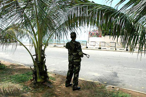 自動小銃を手にしているのは警察官。「テロの警戒にあたっている」と答えた。（場所：スリランカ中央銀行傍～コロンボ～）
