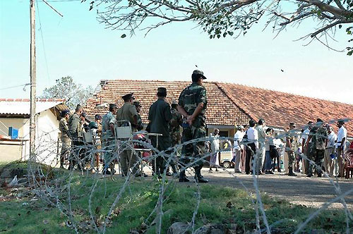 サムグラマーガ村避難所を警備する政府軍兵士