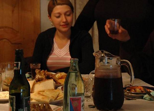 民宿でも自家製ワインが食卓を彩る。右手前のピッチャー（写真：すべて筆者撮影）