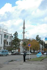 黒海沿岸地域はキリスト教教会とイスラム教礼拝所が数十メートルおきに混在し、緊張する（撮影：筆者）