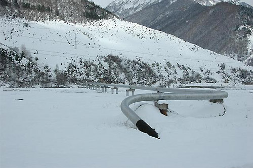 ロシアから延びる天然ガスパイプライン（グルジアで、筆者撮影）