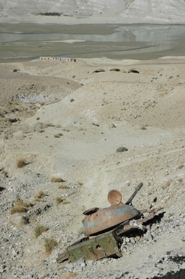 街道沿いには戦車の残骸が数多く横たわる。