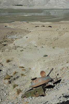 砂漠に残骸を晒すタリバンの戦車（ジャララバード街道で。撮影：筆者）