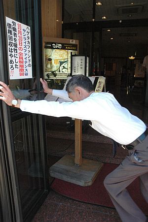 ランチタイムに料理店の扉を開ける富田支配人（京品ホテル）