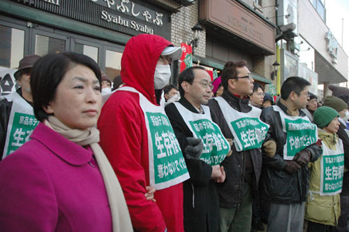 社民党の福島瑞穂党首もピケに加わった（左端＝いずれも京品ホテル前で筆者撮影）