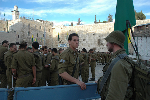 就役宣誓式に臨むイスラエル新兵（「嘆きの壁」前ですべて筆者撮影）