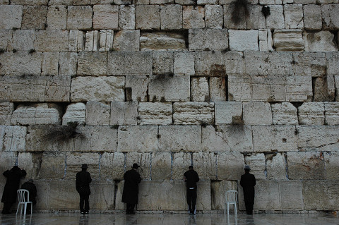 ユダヤ教徒は壁に向かってひたすらに旧約聖書を誦読する。