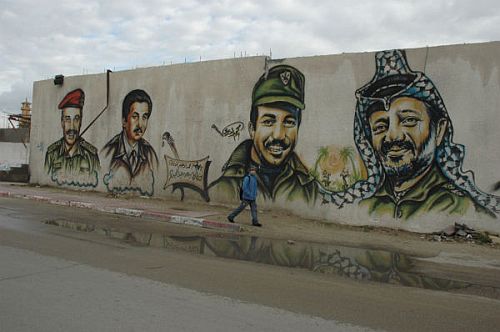 アラファト議長壁画（右端。ガザ市内でいずれも筆者撮影）