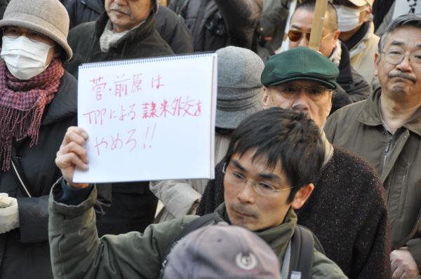 菅首相、前原外相の対米追従に反発する参加者。対米独立を掲げる小沢は検察とマスコミによって葬られようとしている。（10日、六本木交差点付近。写真：筆者撮影）