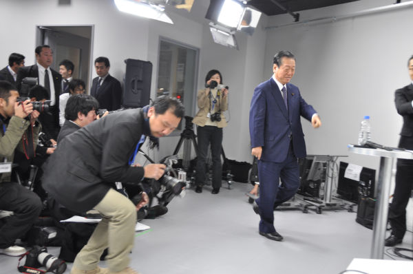 衆院本会議の合間を縫って小沢氏は記者会見に出席した。（27日、原宿ニコ生スタジオ。写真：筆者撮影）
