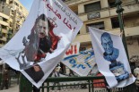 ムバラク大統領を吸血鬼に模した横断幕。国民の生血を啜っているという意味だ。（11日、タハリール広場。写真：筆者撮影）。