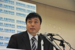 自由報道協会主催の記者会見で答える一色正春・元海上保安官。メディアへの露出はこれが最後になりそうだ。（21日、海洋船舶ビル。写真：筆者撮影）。