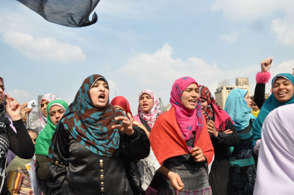 皆様のおかげで行けたエジプト市民革命の写真です。女性たちは「ムバラク出て行け～」と叫んでいました。（2月9日、タハリール広場。写真：筆者撮影）。