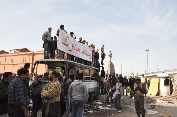 ムバラク支持派を挑発する打倒派の人々（4日、タハリール広場。写真：筆者撮影）