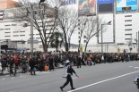 新宿駅東口。夥しい数の人々がアルタ大画面の地震速報に見入った。(11日、新宿アルタ前。写真：筆者撮影）