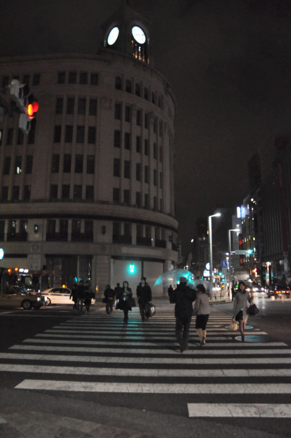ネオンが消え人通りもまばらな銀座4丁目交差点。（25日夜８時、写真：筆者撮影）