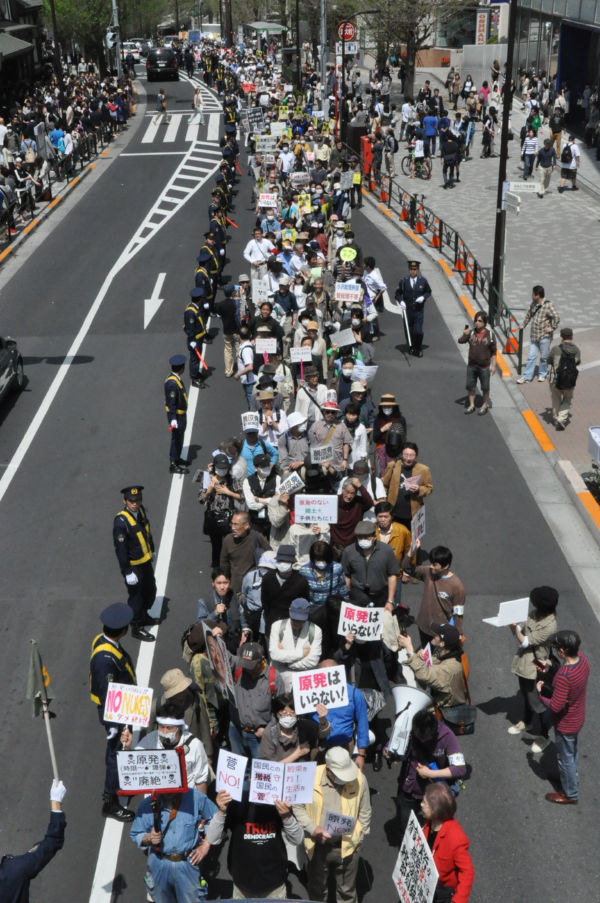 「原発反対」と「菅退陣」を求めるデモ隊は長蛇の列となった。500～600人が参加した。(16日、原宿駅前：筆者撮影）