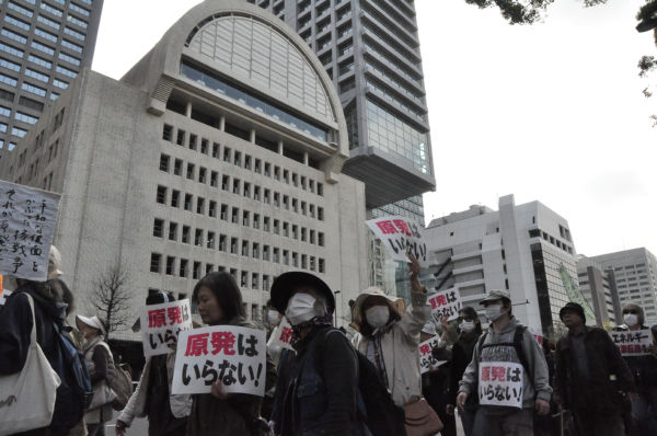 日本プレスセンター前を通るデモ隊。ここには中部電力・東京支社が入居する。(10日、東京・内幸町：筆者撮影）
