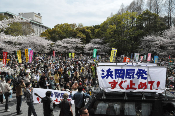 原発反対を訴える1千人余りの市民がデモに向けて参集した。(10日、東京・芝公園。写真：筆者撮影）