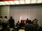 首相官邸・記者会見室。会見中、記者席からの写真撮影はご法度のため終了して撮影した（18日、筆者撮影）