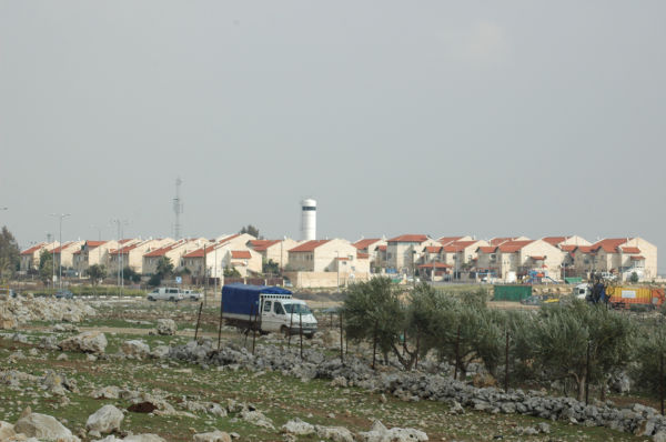 西岸のユダヤ人入植地。赤い屋根とクリーム色の壁が特徴だ。（撮影：筆者）