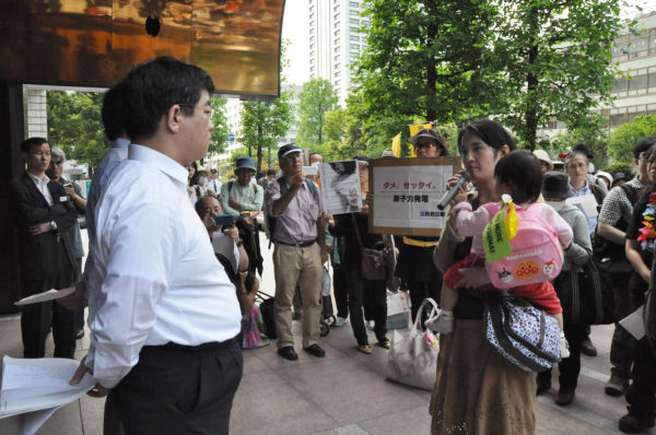「子供が安心できる未来を」、加藤総務課長（左）に訴える女性は都内在住だ。（14日、中部電力・東京支社前。　写真：筆者撮影）