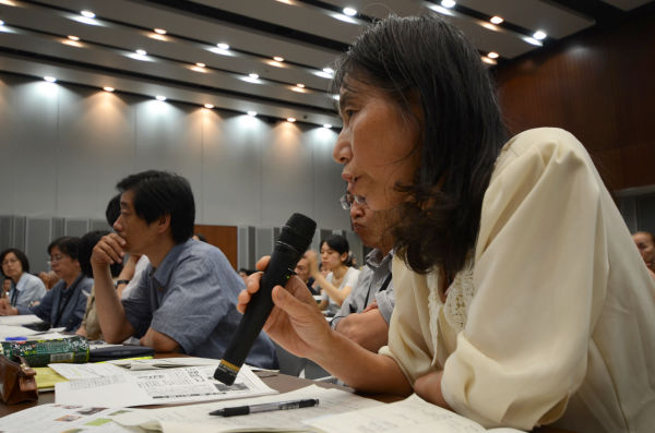 母親代表の佐藤幸子さんは厳しく政府を追及した。（30日、参院会館。写真：筆者撮影）