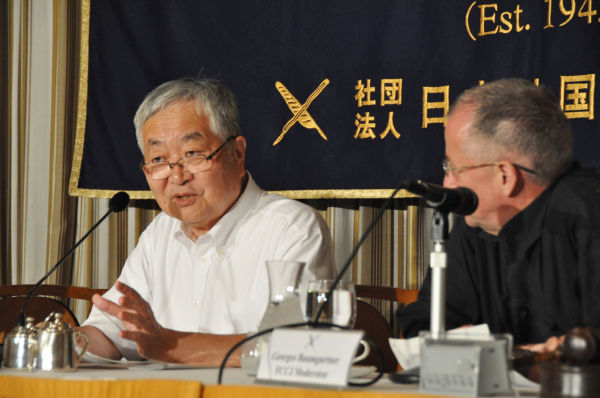 原発事故調査検証委員会のトップに立つ畑村洋太郎・東大名誉教授=左。驚くほど能天気だった。（4日、日本外国特派員協会。写真：筆者撮影）