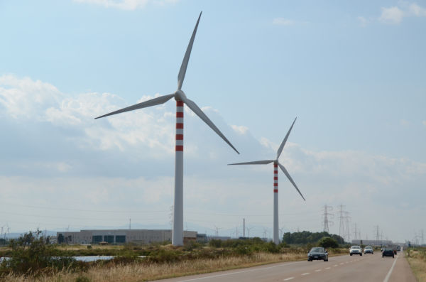 イタリア・サルデーニャ島の風力発電。はるかに風車が林立しているのが見える。（写真：筆者撮影）