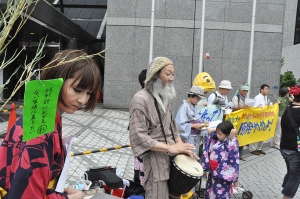 女性（左端）は日本で妊娠することの不安を切々と訴えた。「放射能におびえない生活に戻りたい」の短冊は女性たちの声を代弁しているようだ。（7日、東京電力前。写真：筆者撮影）