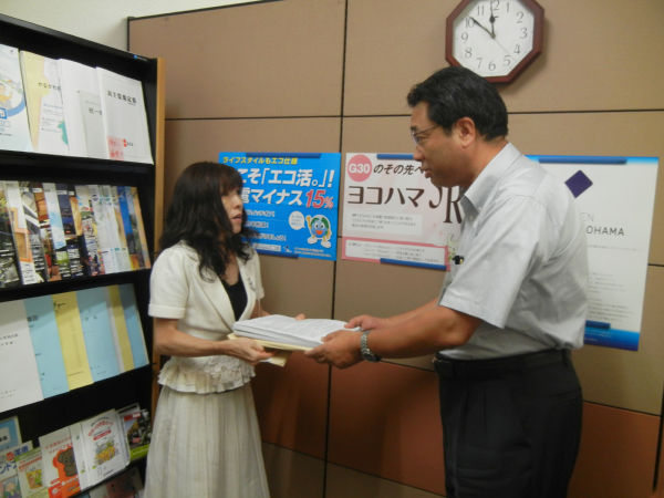 子供が内部被曝をしないように求める要望書を大場副市長に手渡す安田とし子代表。（筆者撮影）