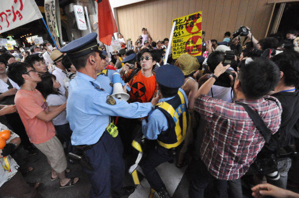東電そばで警察隊と激しく揉みあうデモ参加者。（JR内幸町ガード下。　写真：筆者撮影）