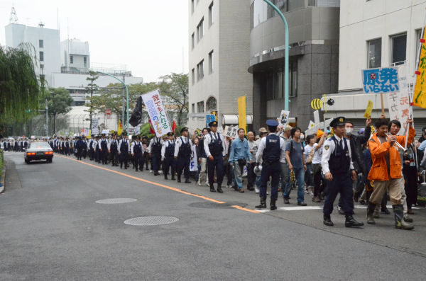 警察官のデモ行進と見間違いそうだ。（22日午後、渋谷。写真：筆者撮影）