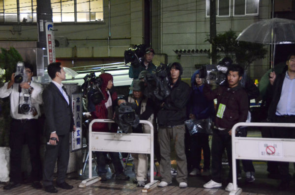 小沢氏緊急入院の知らせを聞いた報道陣が病院前に張りついた。（7日午前0時過ぎ、日本医科大学付属病院。写真：筆者撮影）