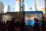 ワールド・トレード・センター跡地は観光名所となり訪れる人が絶えない。アメリカ人にとって聖地巡礼となった感さえある。＝グラウンドゼロ入口、ニューヨーク市。写真：筆者撮影＝