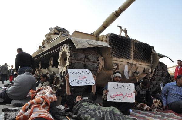 前回の蜂起では、建設現場の労働者らが戦車の下に体を横たえて市民革命を守った。＝2月、タハリール広場。写真：筆者撮影＝