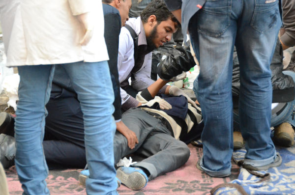警察の催涙ガスを浴びて呼吸ができなくなり、野戦病院に運び込まれた少年。＝同日、タハリール広場。写真：筆者撮影＝