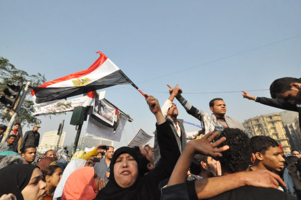 女性は「私はエジプト人、母もエジプト人、タンタウィ（軍最高評議会議長）が去るまでここにいる」と絶叫した。＝26日（現地時間）、タハリール広場。写真：筆者撮影＝