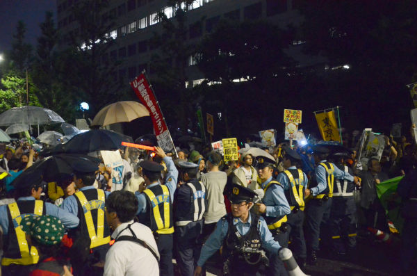 デモ隊の前進を食い止めるのに懸命な警察。=6日夜、永田町。写真：諏訪撮影=