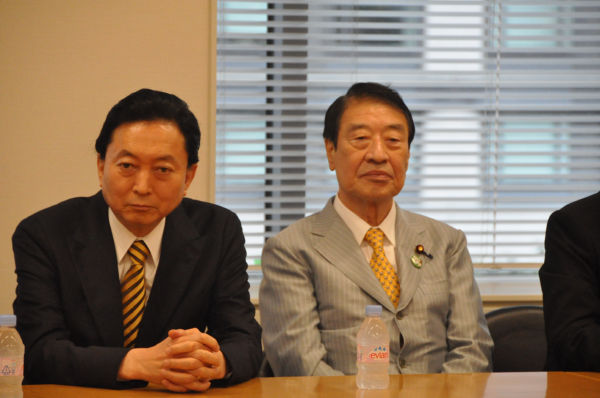新党は？鳩山元首相（左）の胸中やいかに。右は山田正彦・元農相。=3日午後、衆院会館。写真：田中撮影=