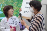 「野田（首相）は国民をナメくさって腹が立つよ」とブチまける女性（左）。=11日夕、JR津田沼駅頭。写真：諏訪撮影=