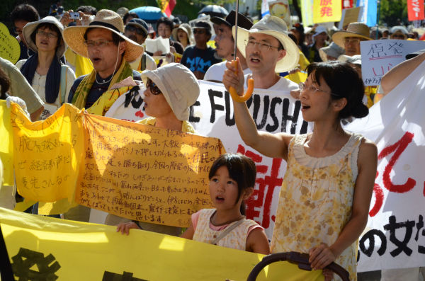 雨もあがり愛媛県庁に向けてデモ行進する参加者。親子連れが目立った。=写真：諏訪撮影=