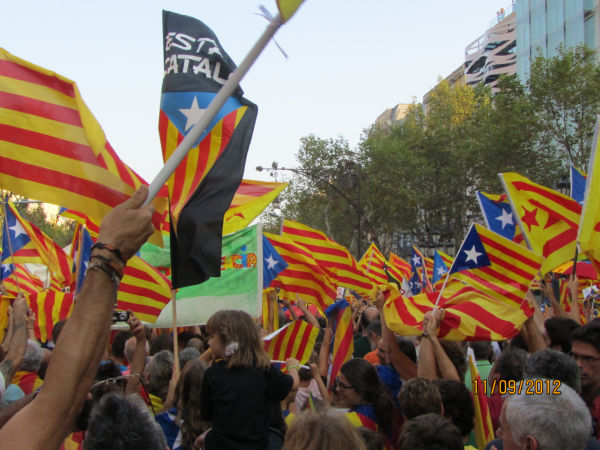 通常のカタルーニャ旗（赤と黄色）に青い星があるのが、独立旗だ。撮影：アルフォンソ・モンレアル氏