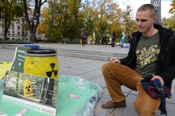 「原発反対」のキャンペーンに足を止めた学生は、核廃棄物の処理に強い懸念と不信感を口にした。＝現地時間11日、首都ビリニュス旧市街地。写真：田中撮影＝
