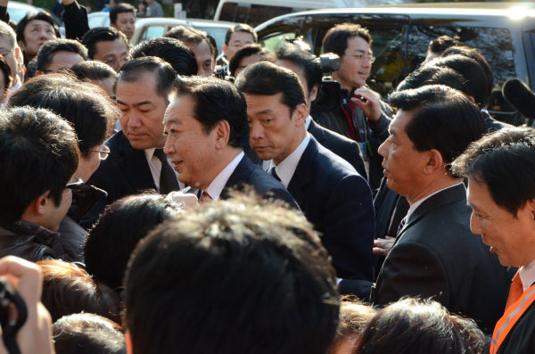 野田首相は聴衆のなかに入ったが、人気は今ひとつだった。＝写真：田中撮影＝
