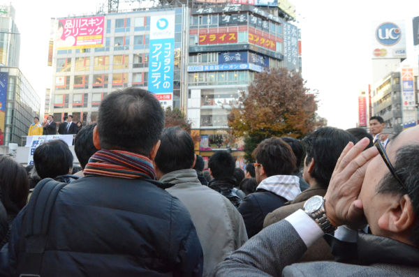 野田首相に向けてヤジを飛ばす男性（右端）。=７日、渋谷ハチ公前。写真：諏訪撮影=