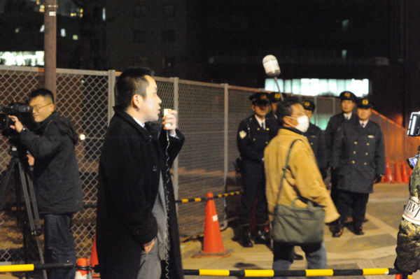 警察官に囲まれながら脱原発のスピーチをするノイホイ氏。後ろ（写真左側）にも制服・私服の警察官がゾロゾロついた。＝写真：島崎ろでぃ撮影＝