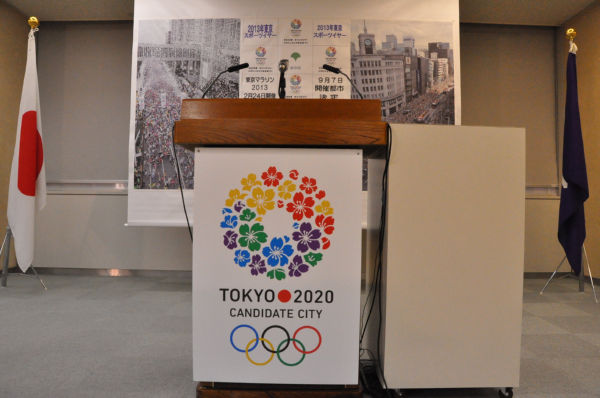記者会見室の飾りはオリンピックムードに溢れているのだが…＝同日、東京都庁。写真：田中撮影＝