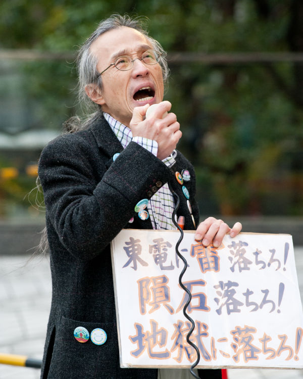 「また事故がおきれば日本だけではなく世界も汚染することになる。その補償ができる電力会社なんかないんだ」。男性は全身の力を振り絞るようにして抗議した。＝5日午後、東京電力前。写真：島崎ろでぃ撮影＝