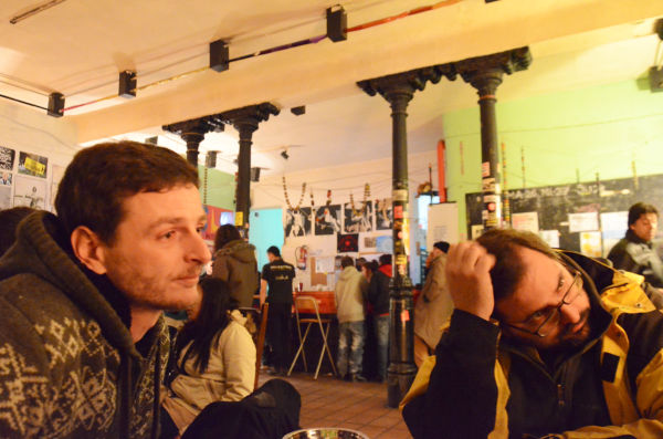 パティオの中でダニエルさん（左）に話を聞いた。スペイン国内では、飲食店内での喫煙は禁止されているが、パティオではタバコを吸っている人もいる。＝写真：筆者撮影＝